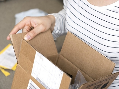 Opening cardboard box package; Adobe Stock: 192724995